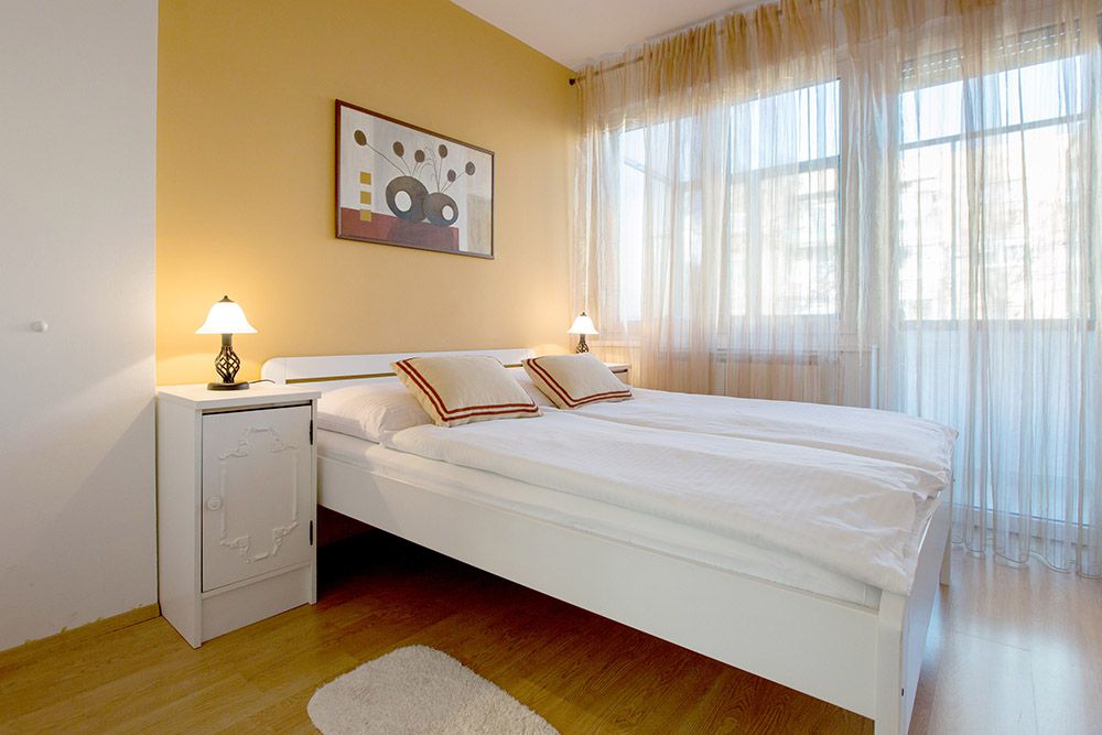 Bedroom with double bed 160 x 200 cm and the exit to the balcony.