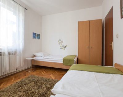 Bedroom with two single beds.