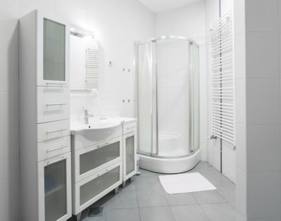 Big bathroom with shower toilet, sink and washing machine.