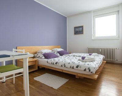 Bedroom with double bed 160x220 cm and desk